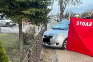 Nie żyje kobieta, która wjechała w ogrodzenie komisariatu