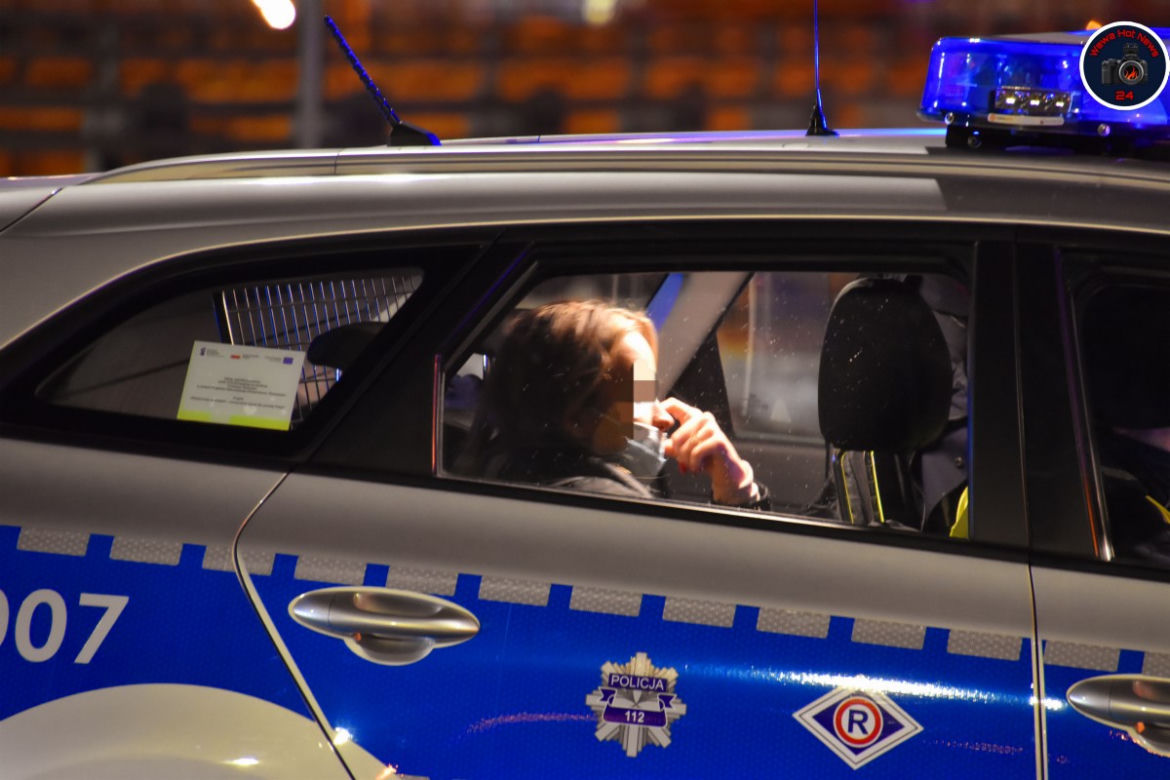 Naćpany pirat roztrzaskał mercedesa w pościgu. W środku znana modelka