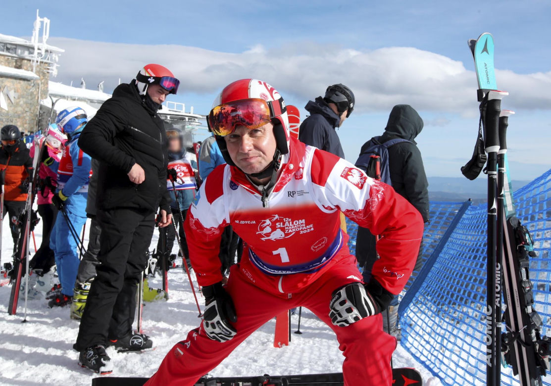 Prezydent Andrzej Duda podczas 10. edycji charytatywnych zawodów "12H Slalom Maraton Zakopane 2024" na Kasprowym Wierchu