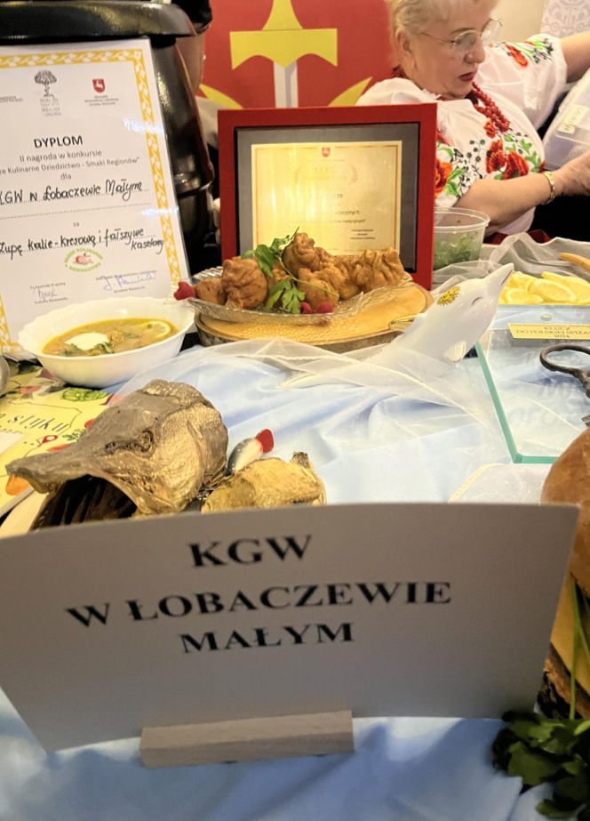 XX Dożynki Rybackie pod Lublinem. Goście ustawiali się w kolejce po rybne specjały