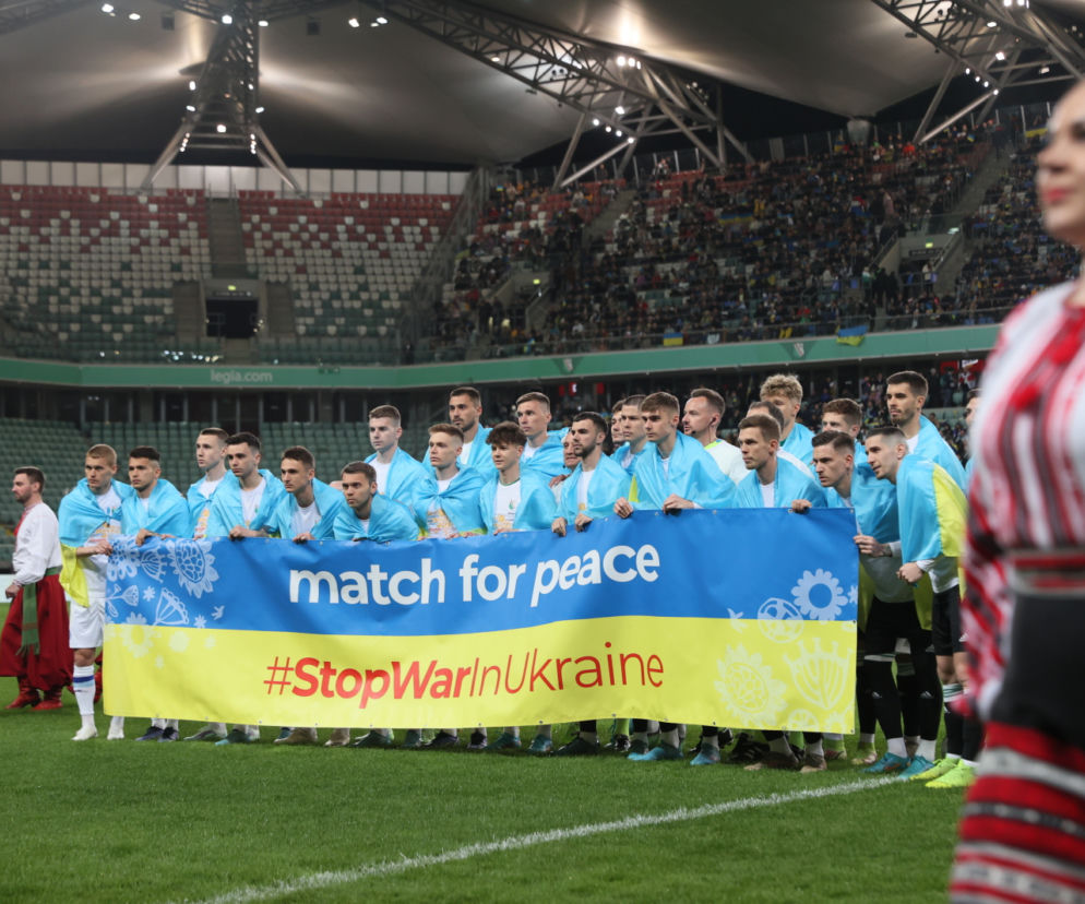 Piłkarze na stadionie z bannerem Match for peace #StopWarInUkraine. O nowym trenerze Dynama przeczytasz na SE Supersport.