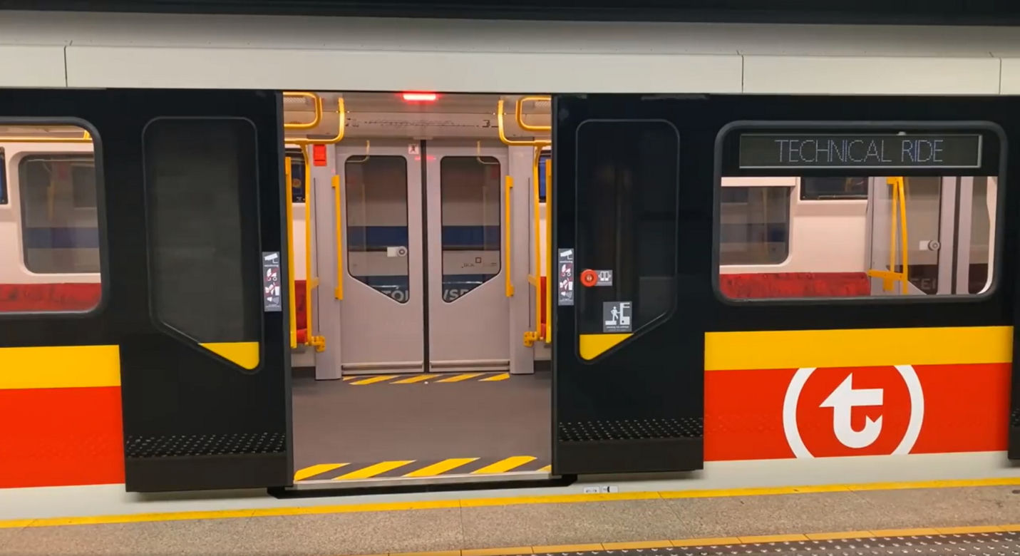 Skoda Varsovia z debiutem! Nowy pociąg wyjechał na I linię metra