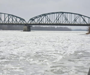 Wisła stanęła pod lodem. Zimowy spektakl w Starym Fordonie zachwyca, ale i ostrzega