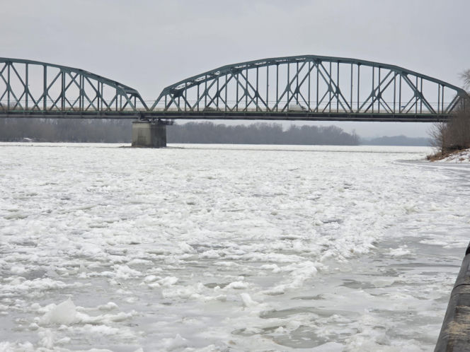 Wisła stanęła pod lodem. Zimowy spektakl w Starym Fordonie zachwyca, ale i ostrzega