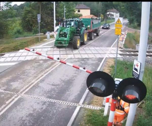 Wjechał ciągnikiem na tory mimo czerwonego światła. Kamera uchwyciła wszystko