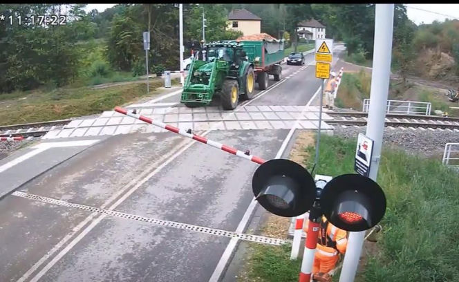 Wjechał ciągnikiem na tory mimo czerwonego światła. Kamera uchwyciła wszystko