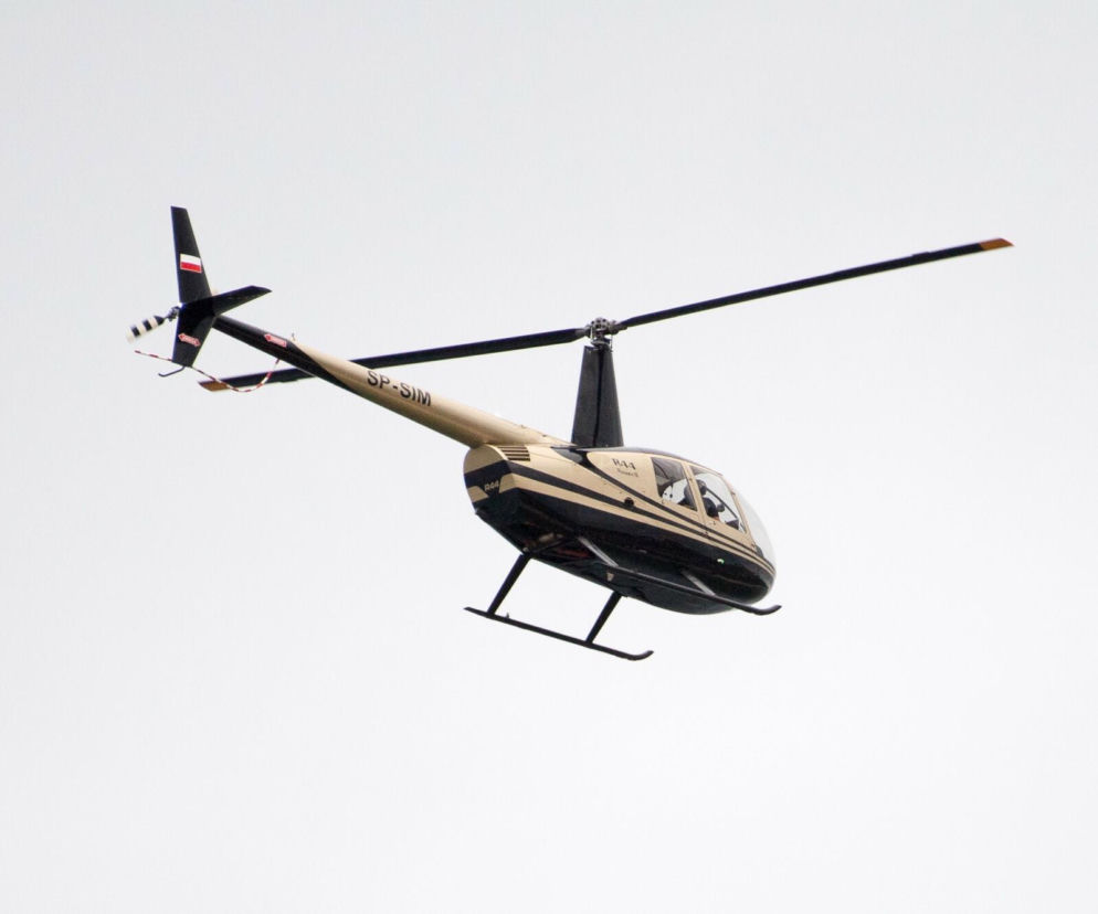 Katastrofa śmigłowca pod Rzeszowem. Dwie osoby nie żyją. Gdy na miejsce przyjechali strażacy, maszyna płonęła