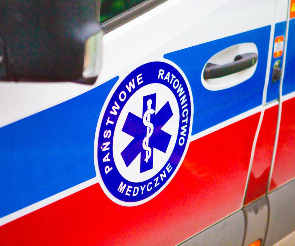 Logo Państwowego Ratownictwa Medycznego na boku karetki. O tragedii w Sypieniu przeczytasz na SE Łódź.