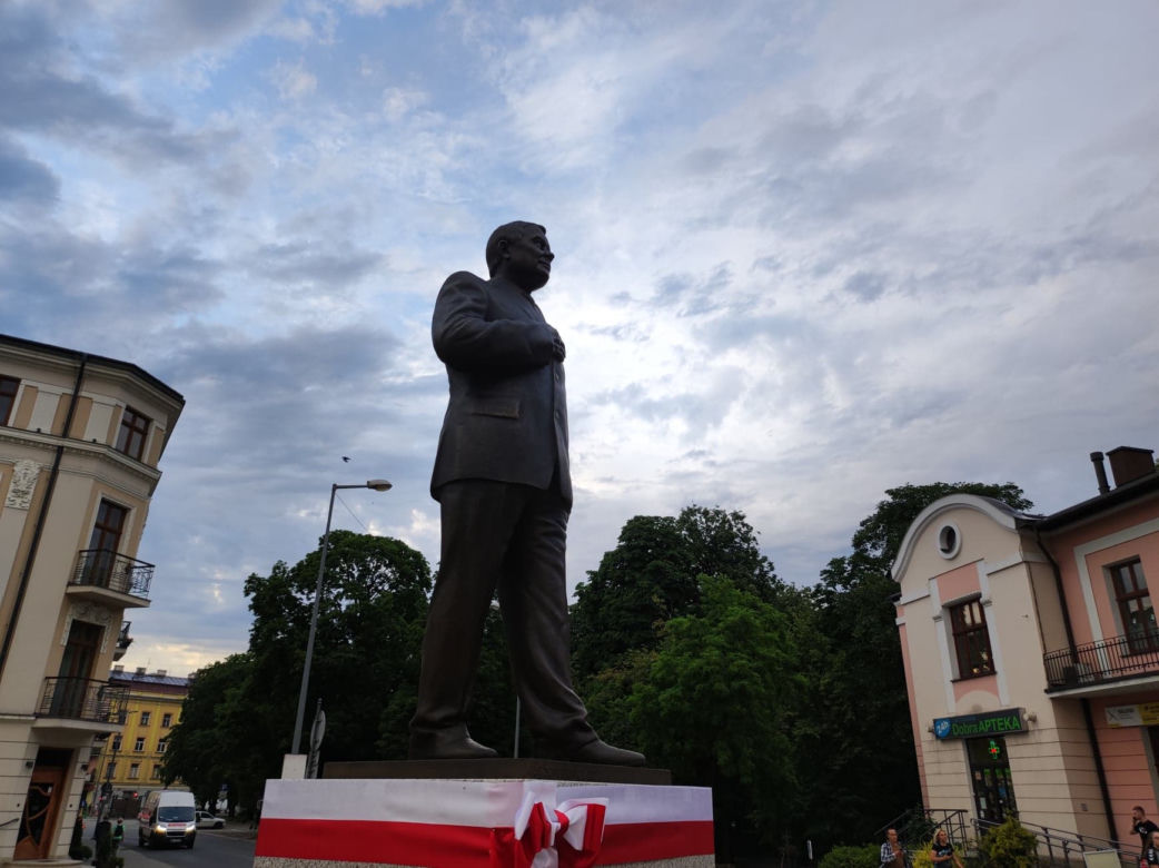 Pomnik Lecha Kaczyńskiego w Tarnowie nie jest pomnikiem? Zaskakujący zwrot akcji