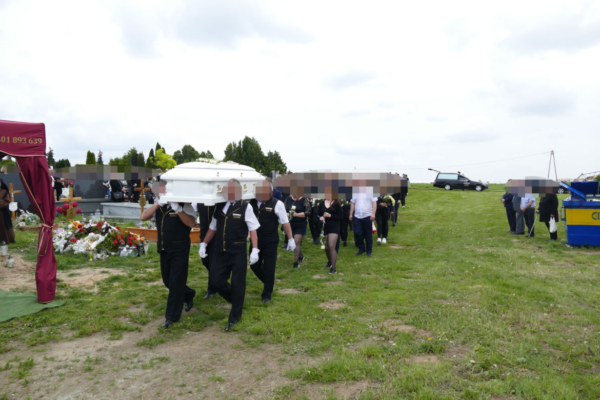 Zginęłaś, jak ścięty kwiat. Pogrzeb Oliwii zamordowanej w domu dziecka