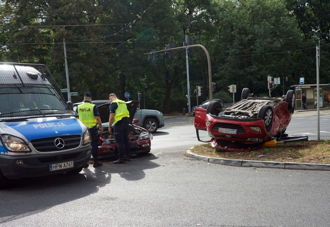 WYPADEK SAMOCHODOWY