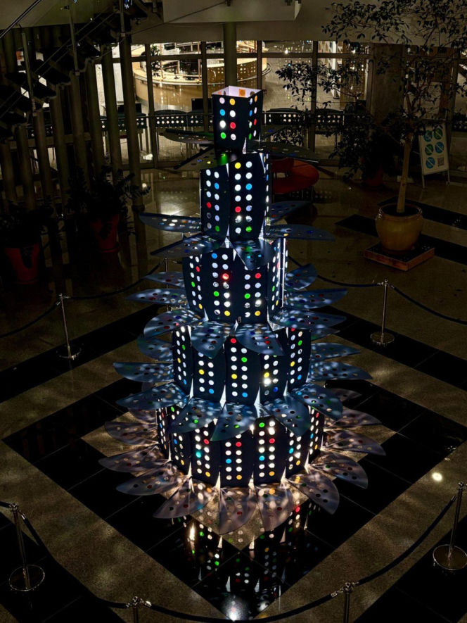 To jedyna taka choinka w Polsce. Stworzyli ją z nietypowych materiałów