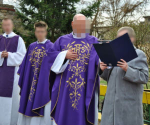 Ksiądz siał zgorszenie na ulicy w centrum Gryfic?