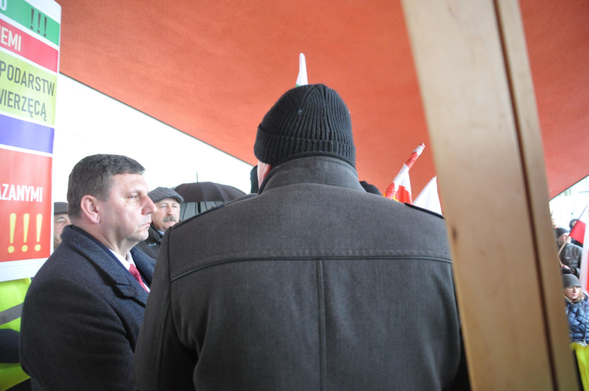 Protest rolników przed Urzędem Wojewódzkim w Kielcach