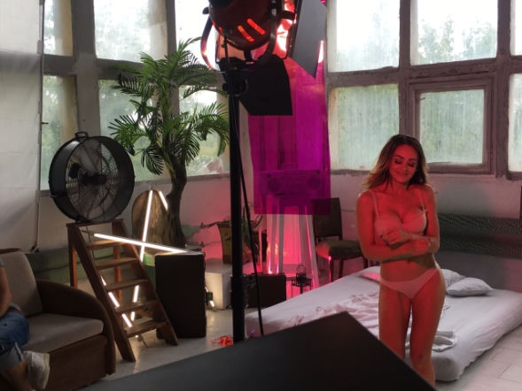 Sylwia Nowak w klipie Ukradnij. Seksowna jak nigdy dotąd! [FOTO]