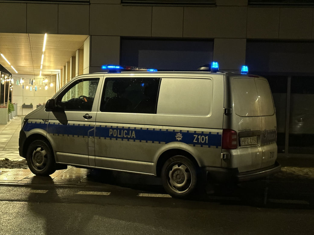 Przeraźliwa śmierć na warszawskiej Woli. Nieżywy mężczyzna leżał w zaspie śnieżnej!