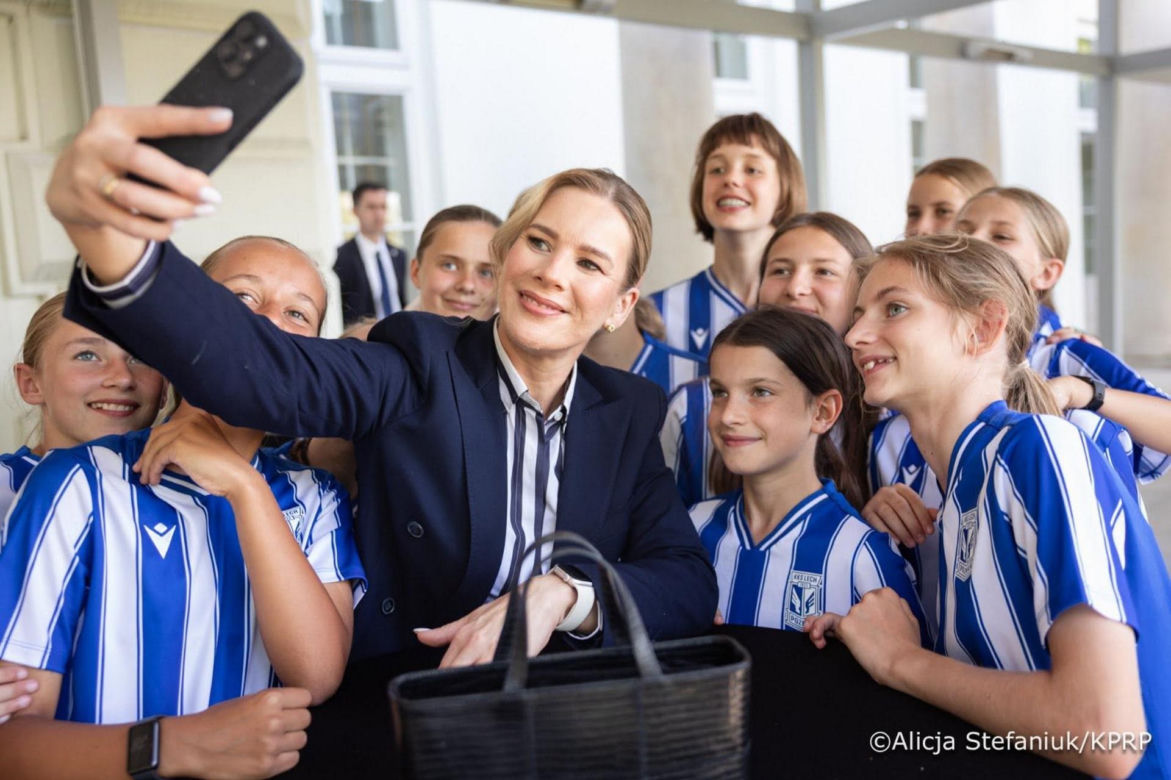 Marta Nawrocka odwiedziła młodych piłkarzy. Nie była sama! Towarzyszył jej uroczy słodziak