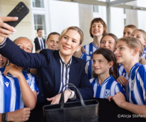 Marta Nawrocka odwiedziła młodych piłkarzy. Nie była sama! Towarzyszył jej uroczy słodziak