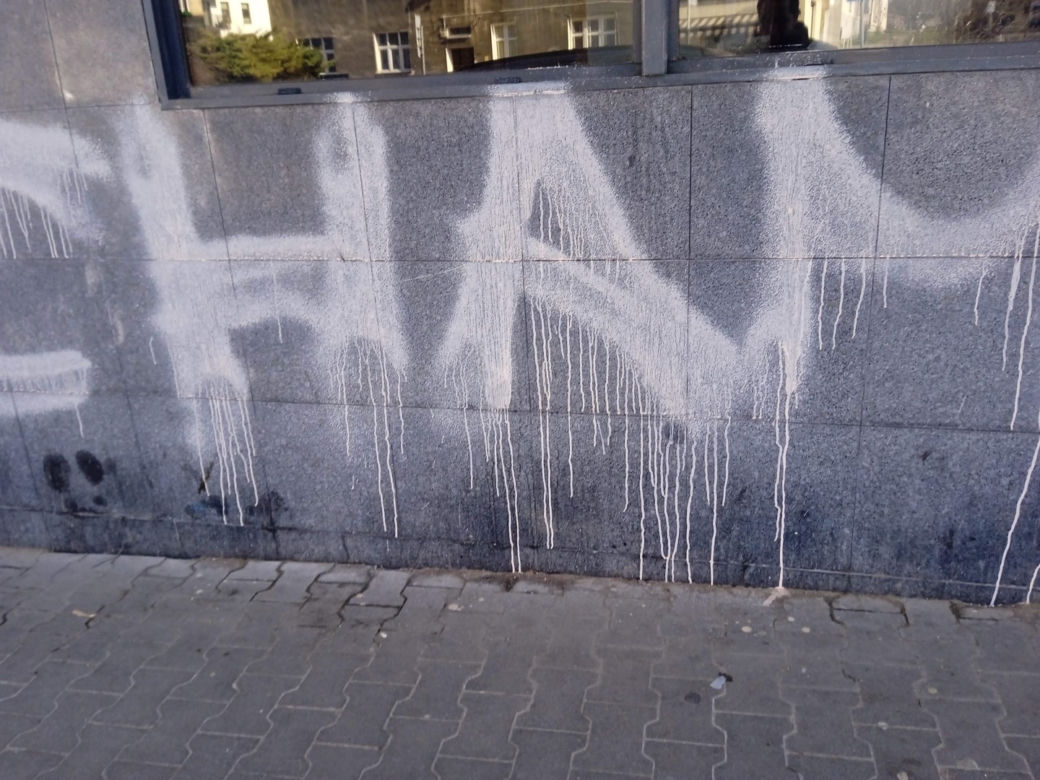 Wandale na Jeżycach w Poznaniu poniszczyli elewacje budynków