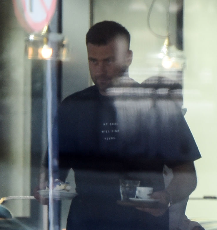 Artur Boruc z żoną w kawiarni przed Legia - Dinamo