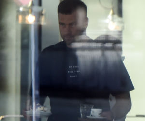 Artur Boruc z żoną w kawiarni przed Legia - Dinamo