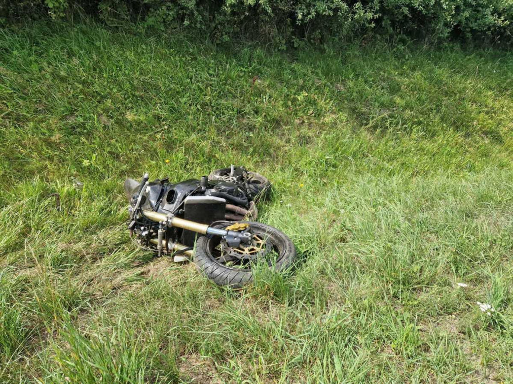 Jeden roztrzaskał się o traktor, drugi o osobówkę. Dwaj motocykliści zginęli na tej samej drodze