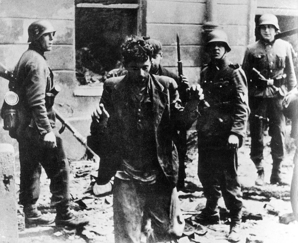 Dwóch Żydów schwytanych przez żołnierzy SS podczas powstania w getcie warszawskim, 1943.