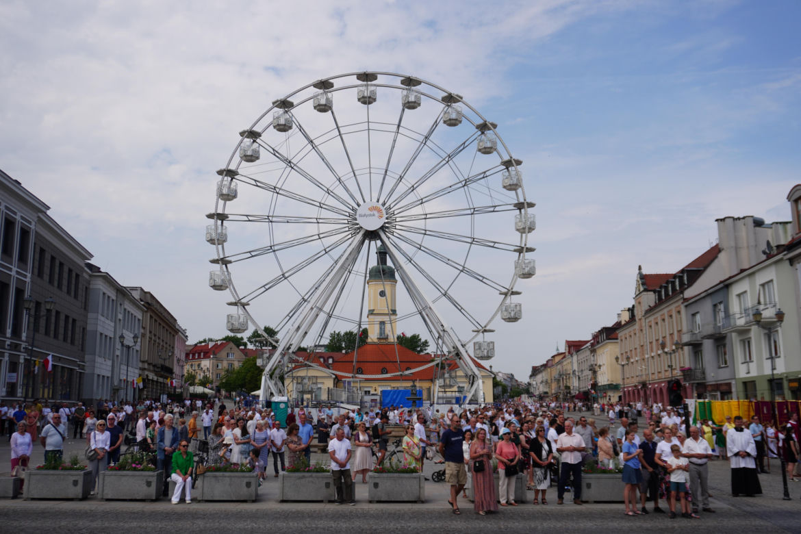 Boże Ciało 2024. Tłumy wiernych przeszły w procesji ulicami Białegostoku