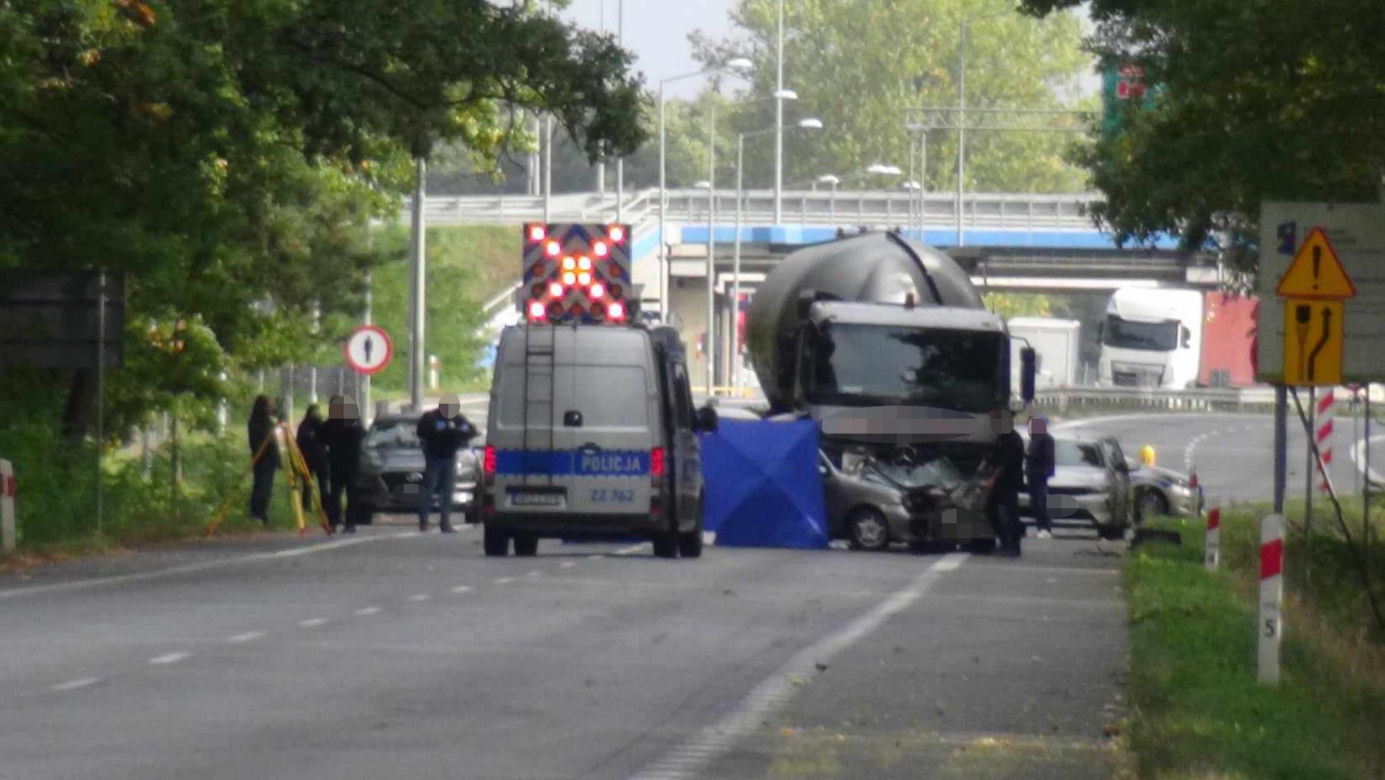 Ciężarówka zmiażdżyła bok małego seicento. 65-latka zginęła na miejscu