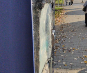 Wandale zdewastowali automat i tramwaj w Krakowie