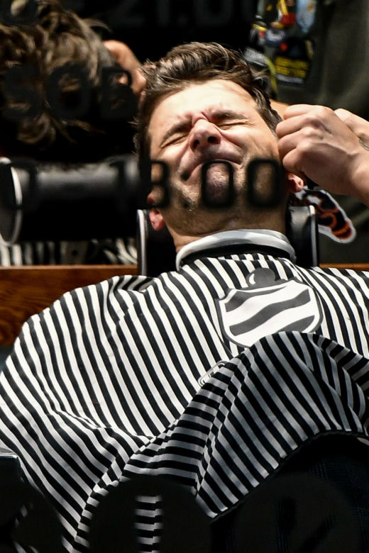 Tomasz Kammel pięlęgnuje brwi, uszy i włosy