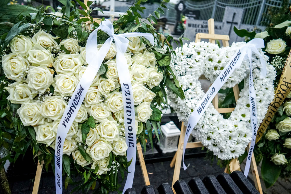 2-letnia Natalka zginęła na oczach taty. Aniołek jest już w niebie. Trumienka utonęła w białych kwiatach