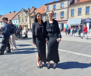 Polonez maturzystów z I LO na rynku w Ostrzeszowie