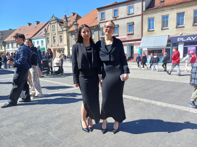 Polonez maturzystów z I LO na rynku w Ostrzeszowie