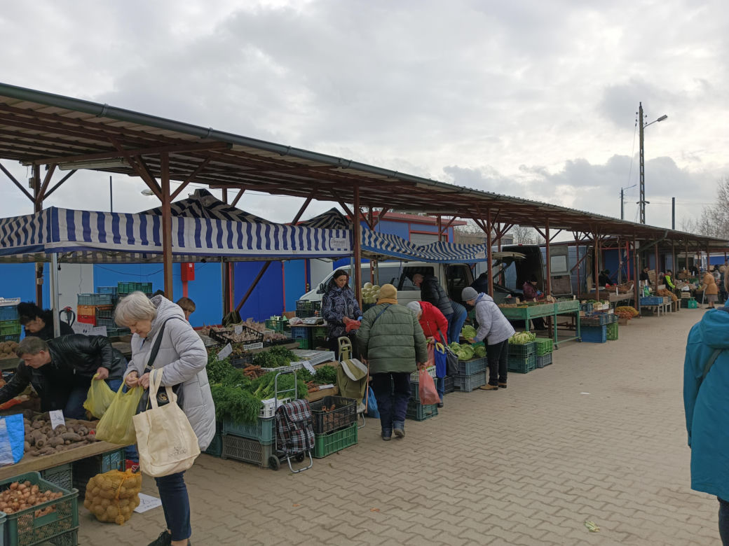 Ceny w markecie a na rynku. Czy jest różnica? Gdzie taniej kupisz warzywa i owoce