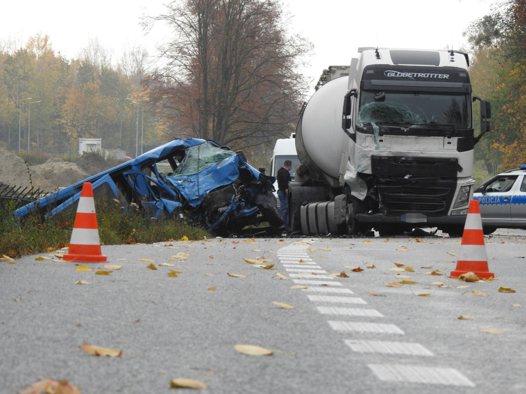 Śmiertelny wypadek na DK50. Zderzyły się dwa samochody. Dwie osoby nie żyją, dwie są ranne