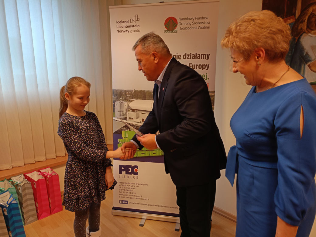 Podsumowanie konkursu na bożonarodzeniową kartkę świąteczną z recyklingu odbyło się w siedzibie Przedsiębiorstwa Energetycznego w Siedlcach