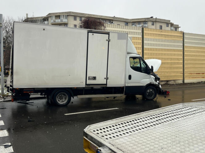 Wypadek na Maczka w Warszawie. Trzy osoby w szpitalu, ogromne utrudnienia w kierunku centrum.