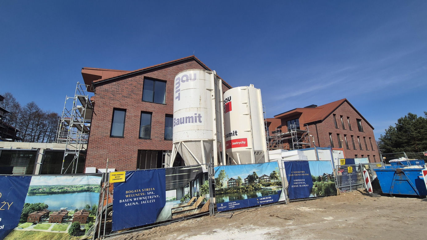 Nad jeziorem Ukiel w Olsztynie powstają luksusowe apartamenty. Na jakim etapie są prace?