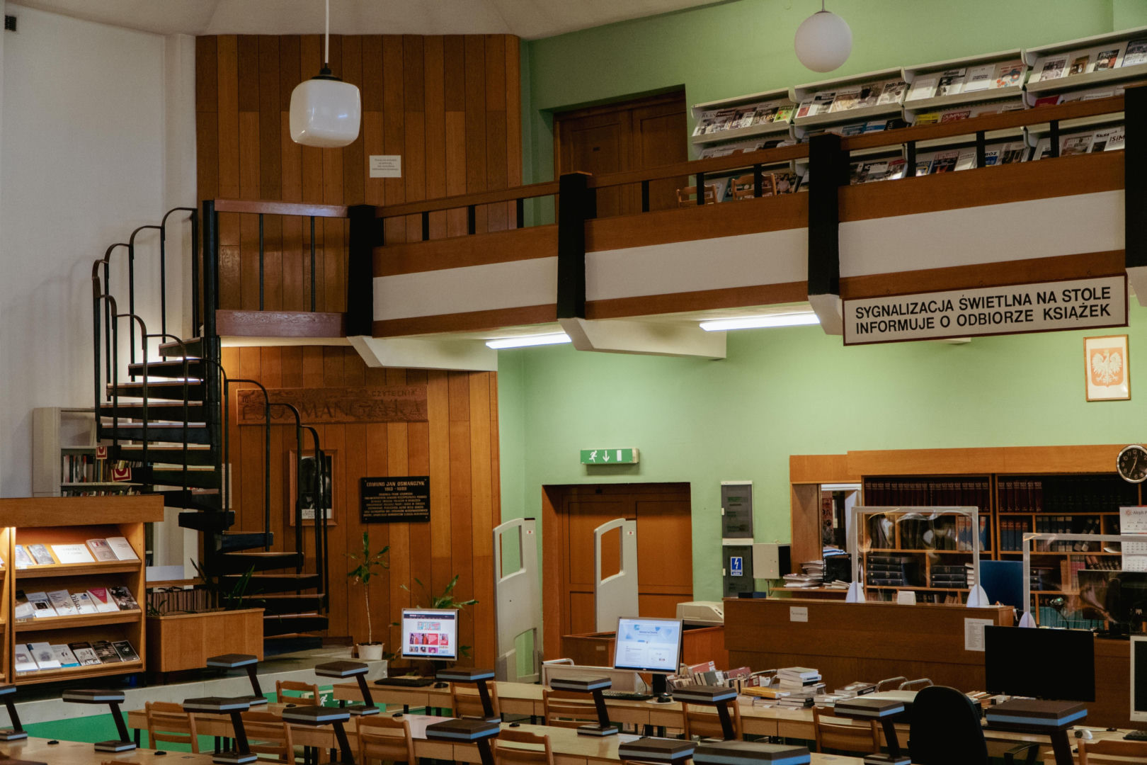 Biblioteka Uniwersytetu Opolskiego - zdjęcia. Zobacz zachowane wnętrza z lat 70.