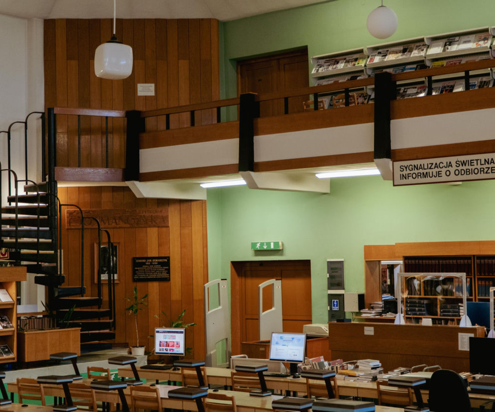 Wnętrze Biblioteki Uniwersytetu Opolskiego z drewnianymi panelami i krętymi schodami. O jej historii czytaj w Architektura.