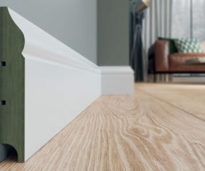 Listwa pokryta lakierem poliuretanowym jest odporna na wilgoć. Frezowanie umożliwia umieszczenie pod nią kabla i ułatwia przyklejenie jej do ściany