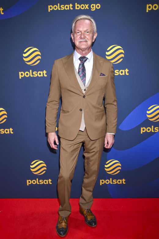 Siwy i z wąsem. Cezary Pazura wywołał poruszenie nowym wyglądem. To naprawdę on?