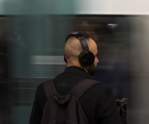 Tych rzeczy absolutnie nie róbcie w metrze! 10 najbardziej irytujących zachowań [GALERIA]
