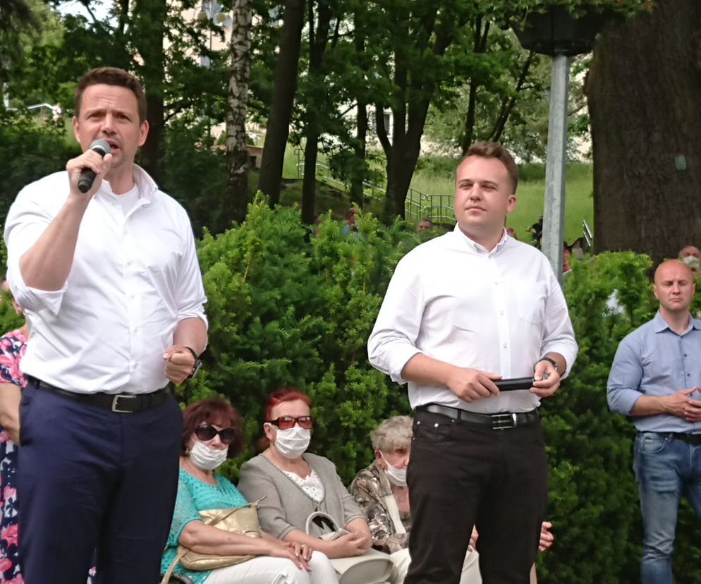 Rafał Trzaskowski  zbierał w niedzielę podpisy w Starachowicach