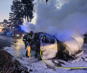 Gęsty dym i płomienie w Żelichowie. Akcja gaśnicza na drodze powiatowej
