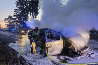 Gęsty dym i płomienie w Żelichowie. Akcja gaśnicza na drodze powiatowej