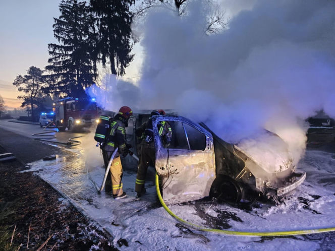 Pożar busa na drodze powiatowej w Żelichowie. Auto spłonęło doszczętnie