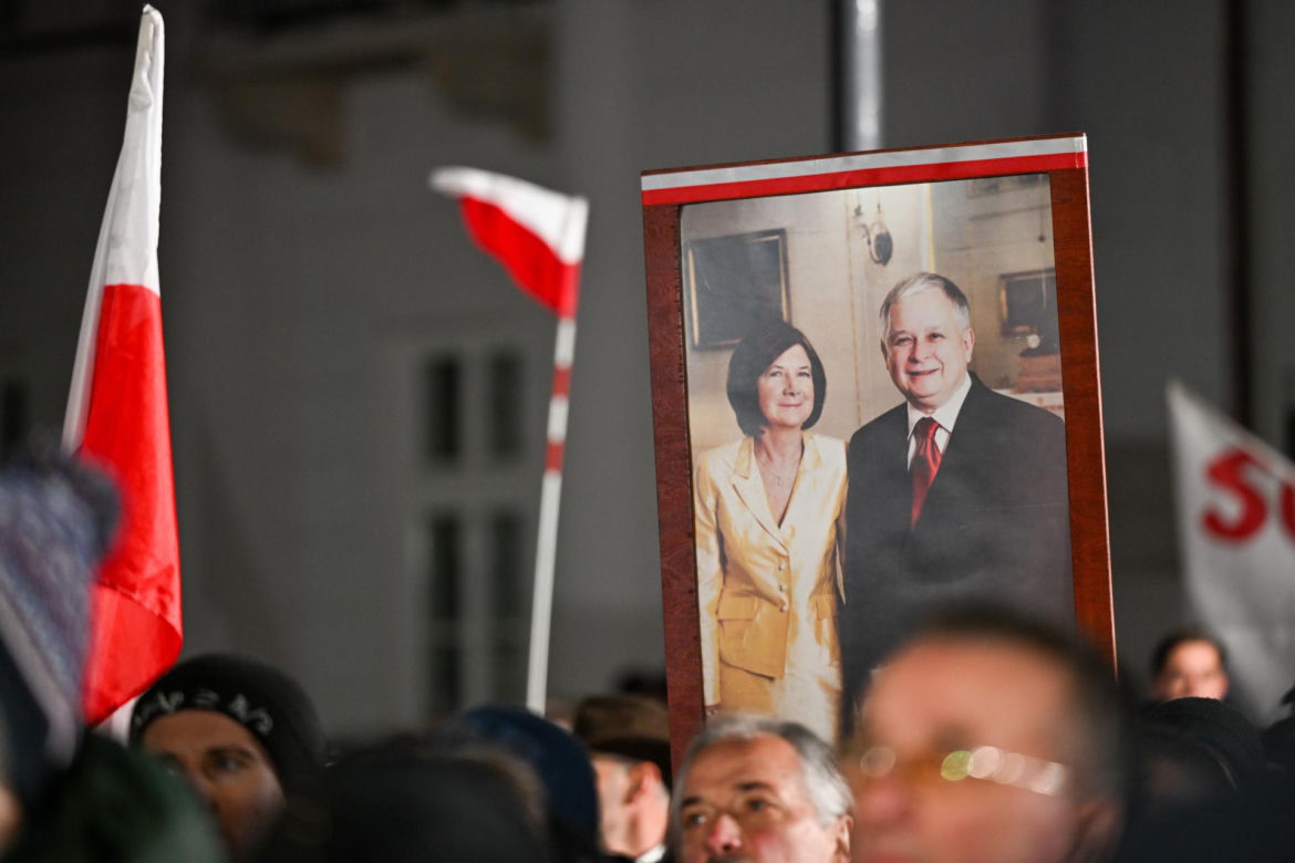 Kaczyński ściśnięty w tłoku pod pomnikiem smoleńskim