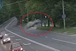 Koszmarny wypadek w Rudzie Śląskiej. Samochód wyleciał w powietrze i uderzył w budynek. Wszystko nagrała kamera monitoringu [WIDEO]
